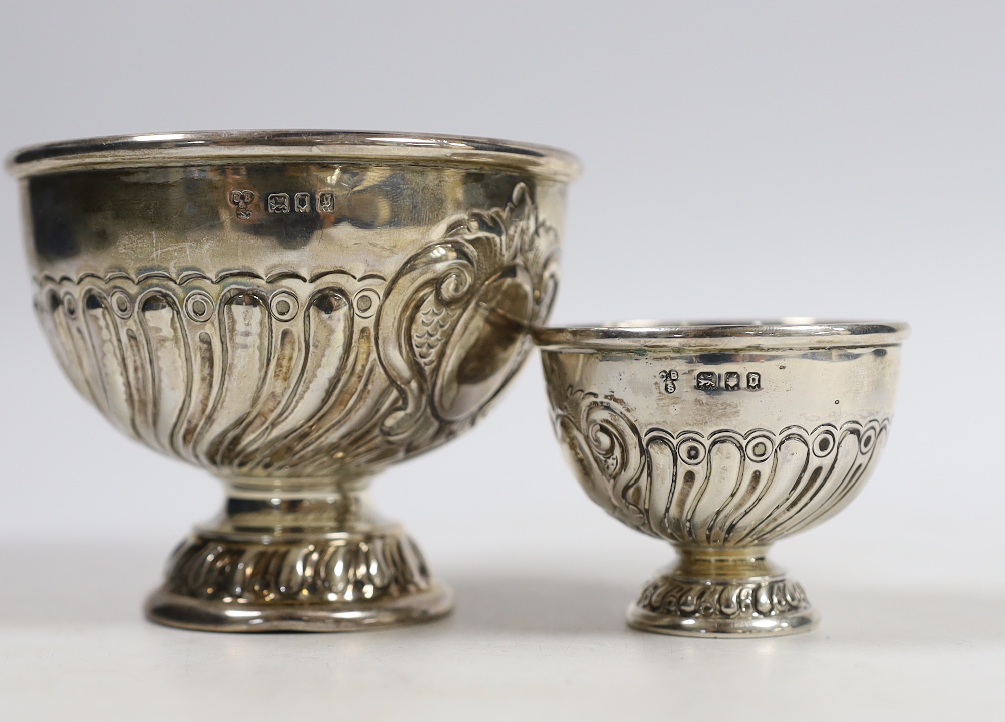 Two George V graduated small repousse silver rose bowls, Charles Boyton & Sons Ltd, London, 1919 & 1922, tallest 7cm.